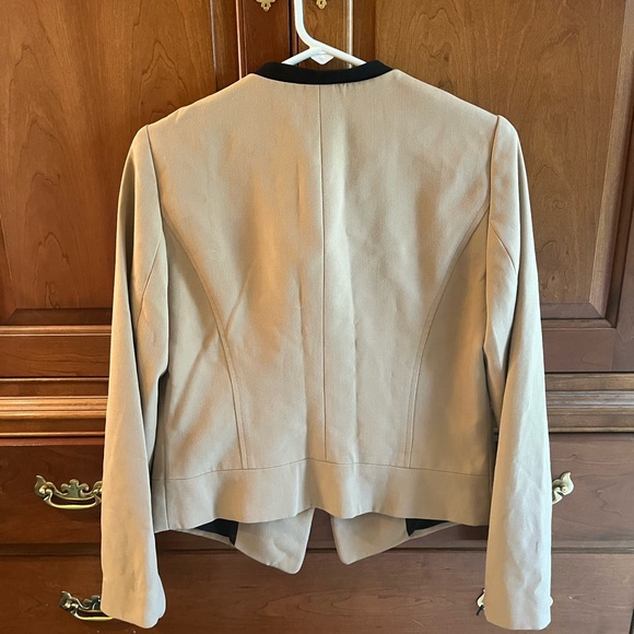 Gorgeous NWOT Ann Taylor Tan blazer 4P - Picture 4 of 5